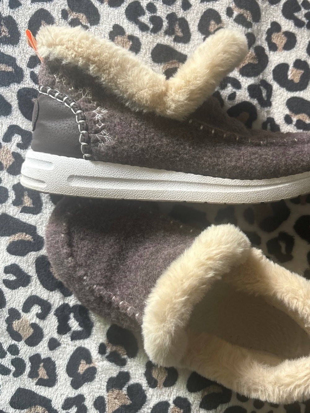 NEW CRÈME& brown fuzzy WINTER MOCCASINS